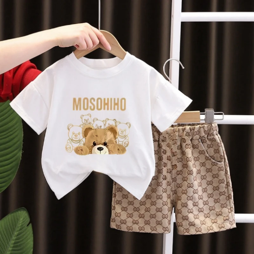 صورة طقم ملابس صيفي للفتيات الصغيرات تي شيرت وسروال قصير مطبوع عليه حروف للأطفال الأولاد مكون من قطعتين ملابس أطفال بأكمام قصيرة