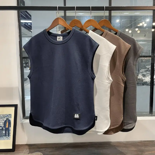 صورة سترة رياضية فضفاضة صيفية عصرية جديدة للياقة البدنية بدون أكمام للتدريب غير رسمي للرجال بلون سادة ورقبة دائرية