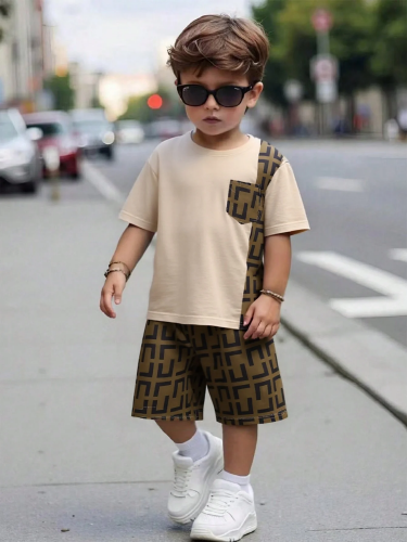 صورة قطعتان من ملابس الأولاد بنمط هندسي مطبوع بأكمام قصيرة ورقبة دائرية مع جيوب مقترنة مع شورت طقم كاجوال